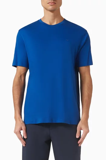 تي شيرت بفتحة رقبة مستديرة وشعار الماركة قطن