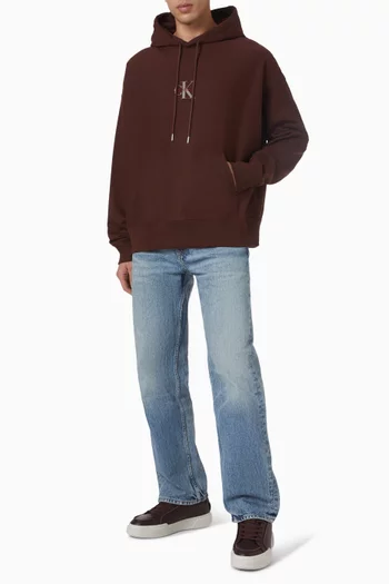 كنزة بغطاء رأس مزينة بشعار الماركة بحجم صغير