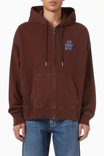 كنزة بغطاء رأس وشعار الماركة الكلاسيكي