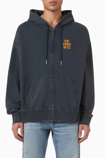 كنزة بغطاء رأس وشعار الماركة الكلاسيكي