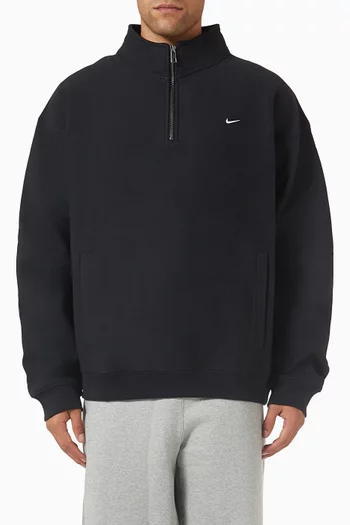 سويت شيرت بسحّاب قصير وشعار سولو صوف