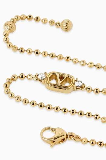 سوار بحلية بيضاوية بشعار حرف V مزين بكريستال سواروفسكي معدن مطلي بلون ذهبي