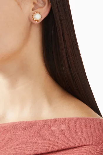 أقراط بتصميم زهرة مزينة باللؤلؤ ومحاطة برؤوس نحاس مطلي بلون ذهبي