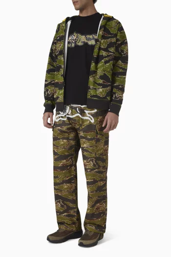 كنزة بغطاء رأس بنقشة جلد نمر مخططة بسحّاب