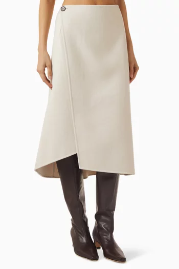 تنورة ملفوفة بقصة متوسطة الطول