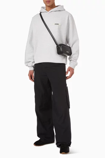 كنزة بغطاء رأس وشريط مضلع بشعار الماركة قطن عضوي