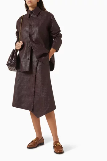 قميص بأزرار جلد مجدول بحجم صغير