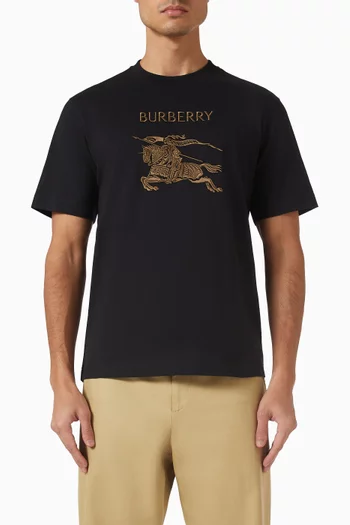 تي شيرت بشعار الفروسية قطن