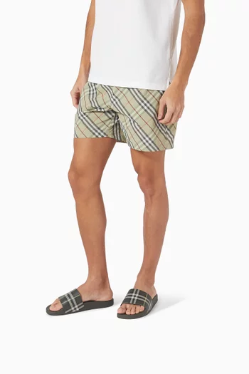 حذاء مفتوح بنقشة مربعات