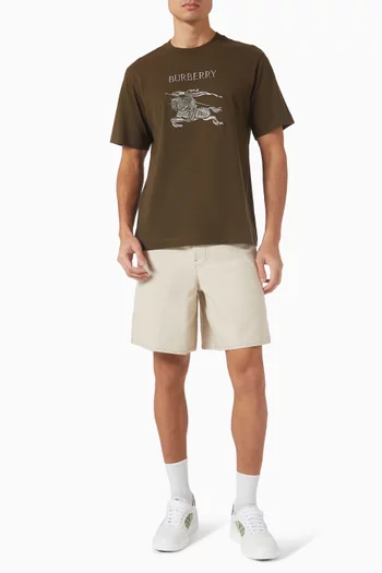 تي شيرت بشعار الفروسية قطن