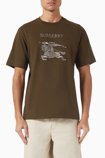 تي شيرت بشعار الفروسية قطن