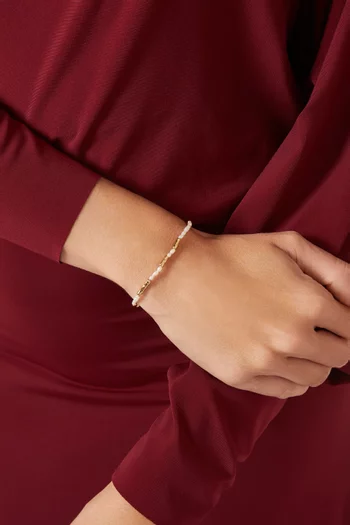 سوار بتصميم انسيابي مرصع باللؤلؤ فضة إسترلينية مطلية بالذهب عيار 18