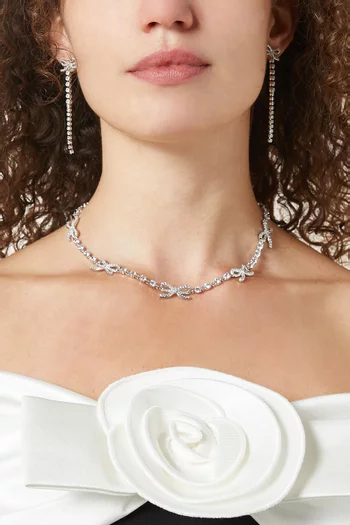 قلادة مزينة بعقدة مرصعة بالكريستال نحاس مطلي بلون فضي