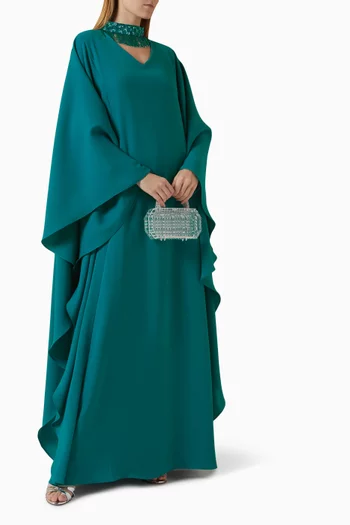 قفطان بشرّابات وتطريزات بالخرز