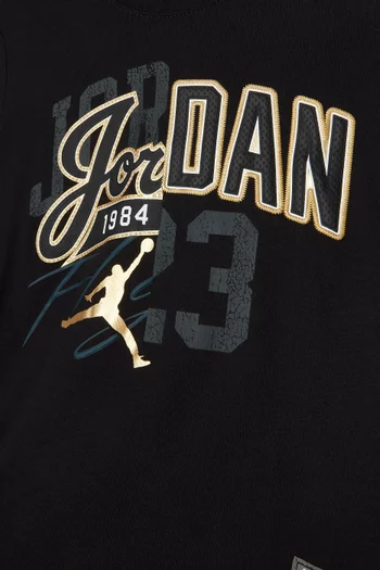 تي شيرت بتصميم جامعي وطبعات مقسومة