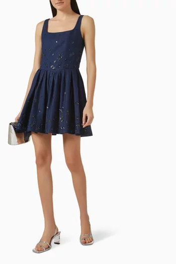 فستان بحافة واسعة مزين بتطريزات