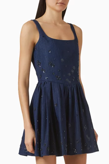 فستان بحافة واسعة مزين بتطريزات