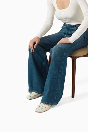 حذاء مفتوح من الخلف ومرصع بحلي معدنية جلد