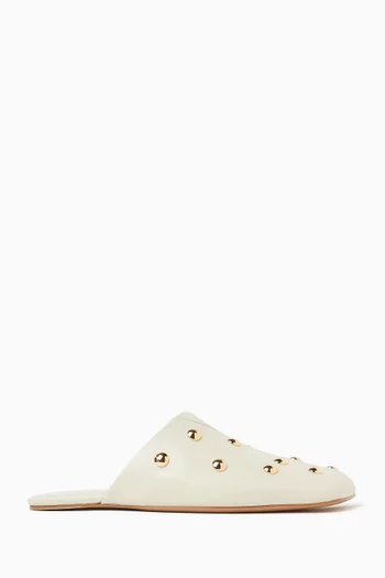 حذاء مفتوح من الخلف ومرصع بحلي معدنية جلد