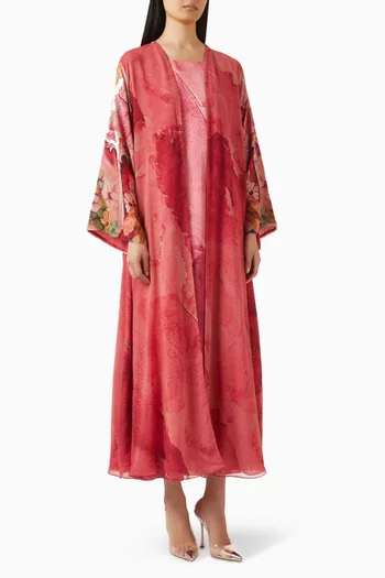 عباية مزينة بشرّابات ونقشة