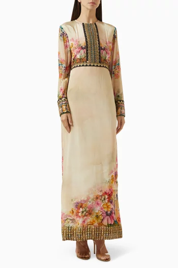 فستان طويل مزين بتطريزات