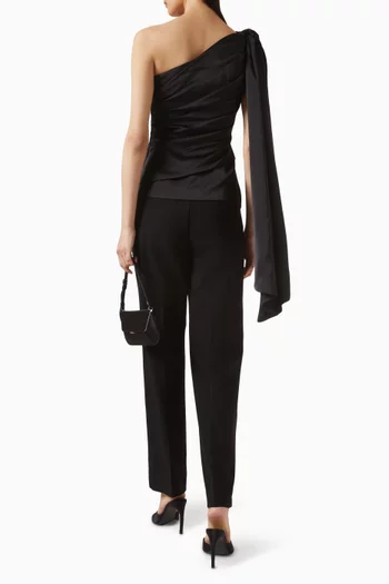 بلوزة نيللي بدرابيه وكتف مكشوف