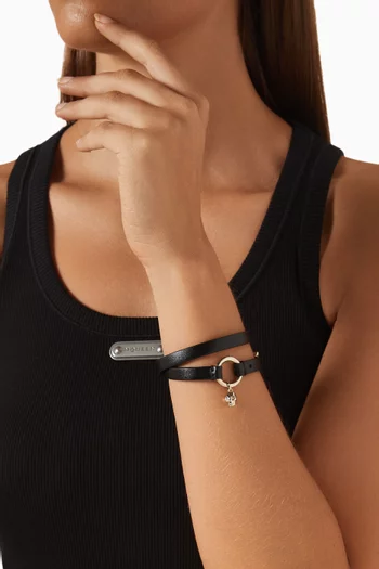 سوار مزدوج ملفوف بحلية بشكل جمجمة جلد