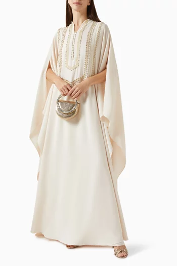 قفطان بتطريزات يدوية