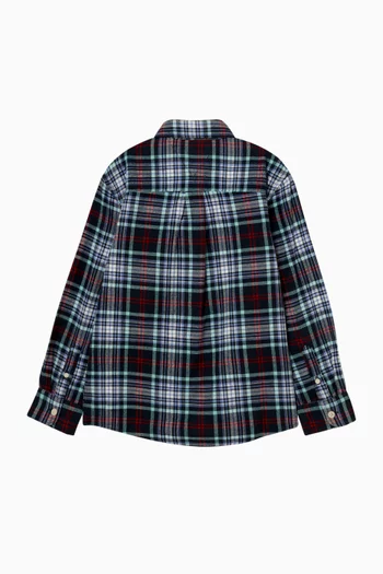 قميص بنقشة مربعات وشعار العلم 