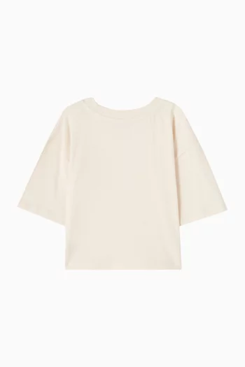 تي شيرت بشعار الماركة وقصة مربعة قطن