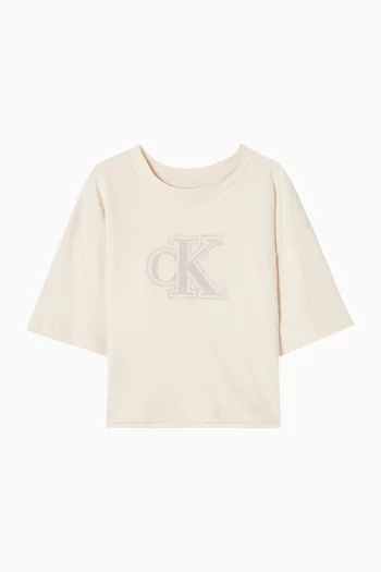 تي شيرت بشعار الماركة وقصة مربعة قطن