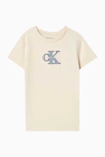 تي شيرت بقصة ضيقة وشعار الماركة قطن