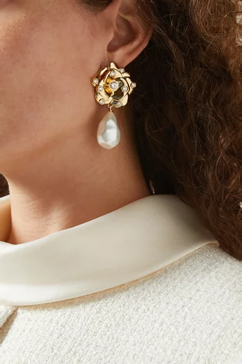 أقراط متدلية بتصميم زهرة مرصعة باللؤلؤ نحاس مطلي بلون ذهبي