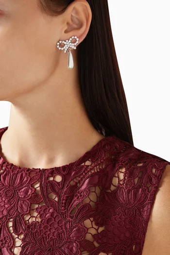 أقراط بتصميم عقدة مرصعة بالكريستال واللؤلؤ نحاس مطلي بلون فضي