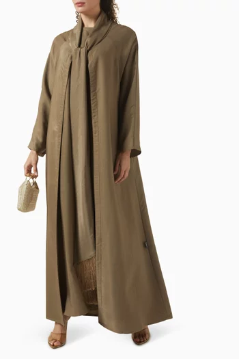 طقم عباية مزين بتطريزات