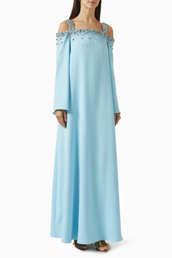 قفطان بأكتاف مكشوفة وتطريزات على الحواف