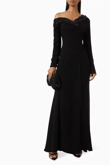 فستان بقصة غير متماثلة مزينة بتطريزات