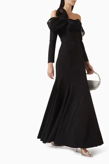 فستان بأكتاف مكشوفة وعقدة