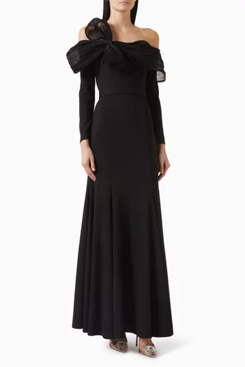 فستان بأكتاف مكشوفة وعقدة