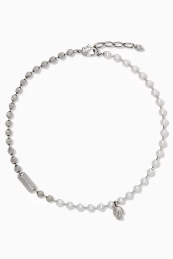 قلادة بلؤلؤ وحلية جمجمة نحاس