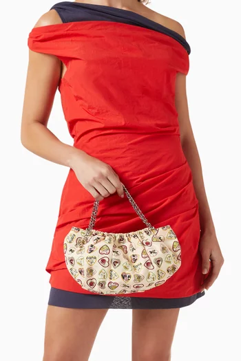 حقيبة فالنتاينز صغيرة بيد علوية من الألفينيات