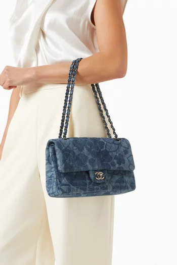 حقيبة كتف متوسطة بنقشة زهور الكاميليا وغطاء قلاب مزدوج من عام 2016 دينم