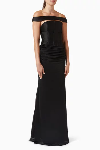 فستان طويل بتصميم مشّد بأكتاف مكشوفة