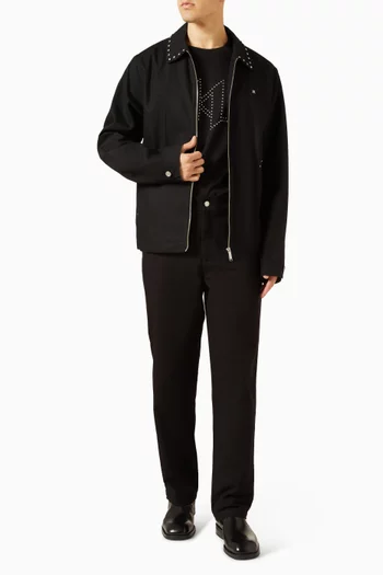 جاكيت مطرز بحلي معدنية وشعار الماركة