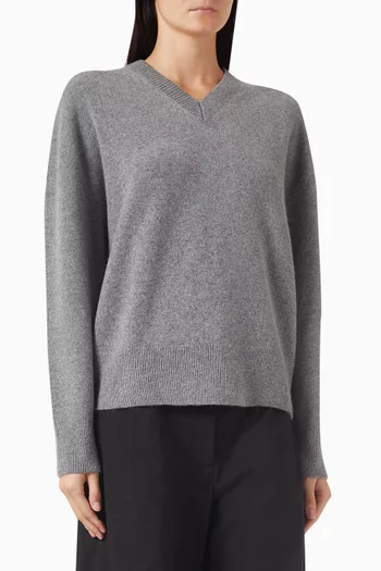 سترة منسوجة بفتحة رقبة على شكل حرف V‏