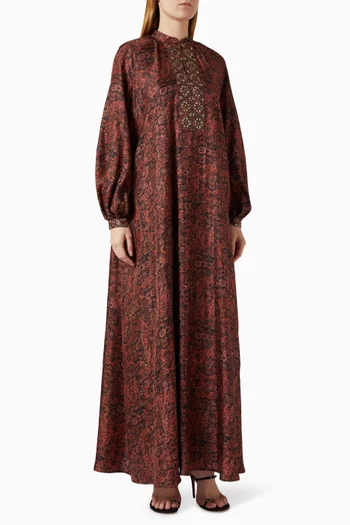 فستان طويل ومطرز