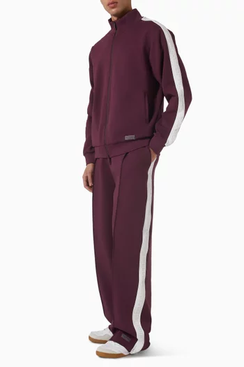 بنطال بقصة ساق مستقيمة وشريط بلون مغاير وشعار الماركة بملمس بارز