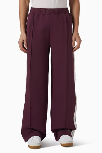 بنطال بقصة ساق مستقيمة وشريط بلون مغاير وشعار الماركة بملمس بارز