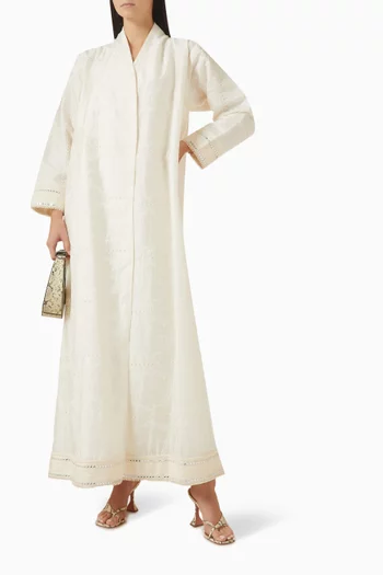 عباية بنقشة زهور وتطريزات عاكسة للضوء