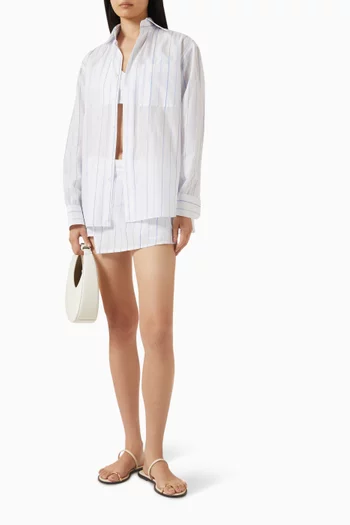 قميص بقصة كلاسيكية مخططة وأزرار